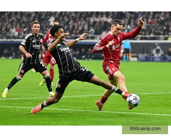 加克波拉起倒地科尔克茨利物浦赛后握手展现体育精神瞬间温情一幕